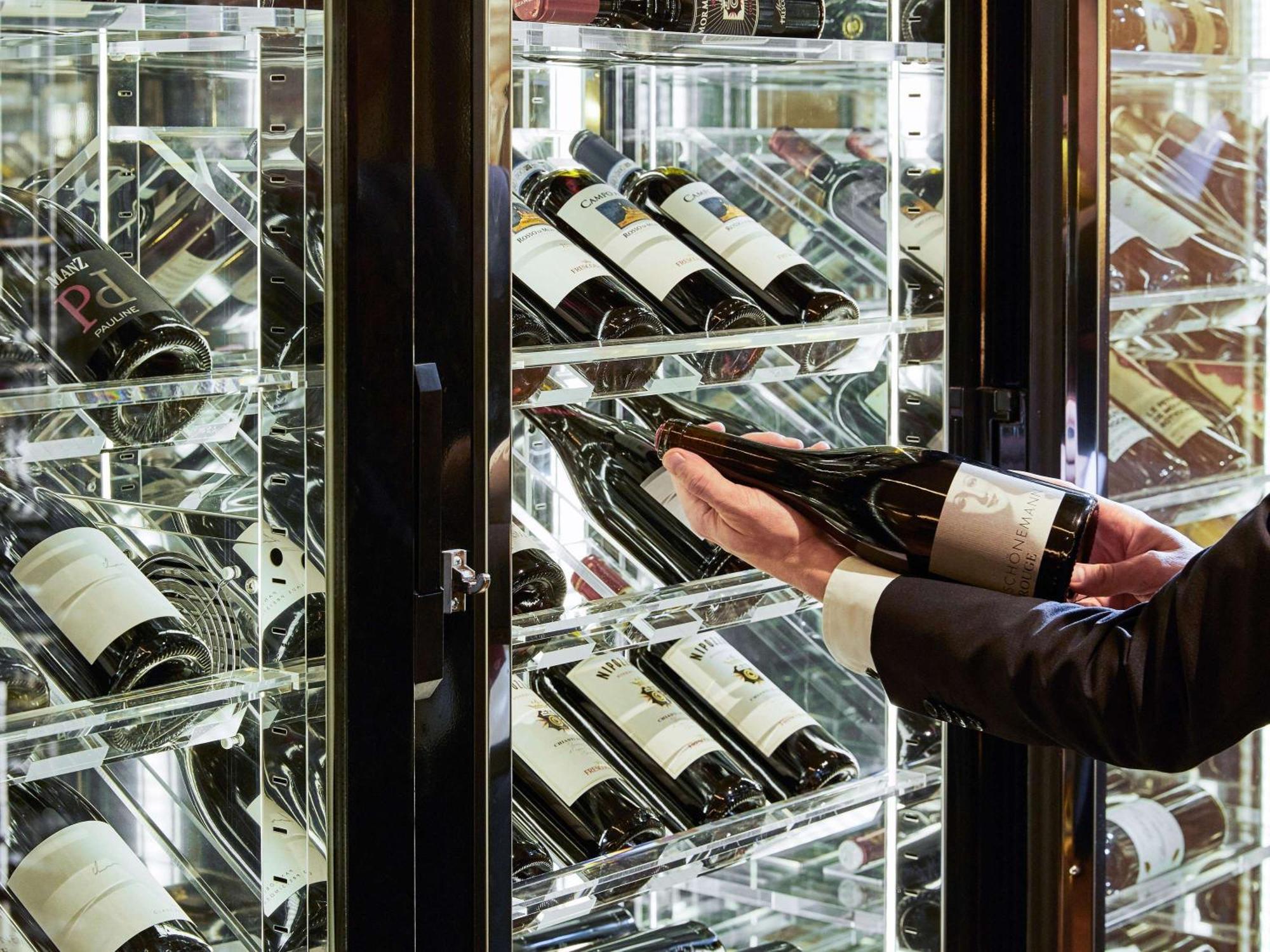 Отель Sofitel Frankfurt Opera Франкфурт-на-Майне Экстерьер фото Wine storage