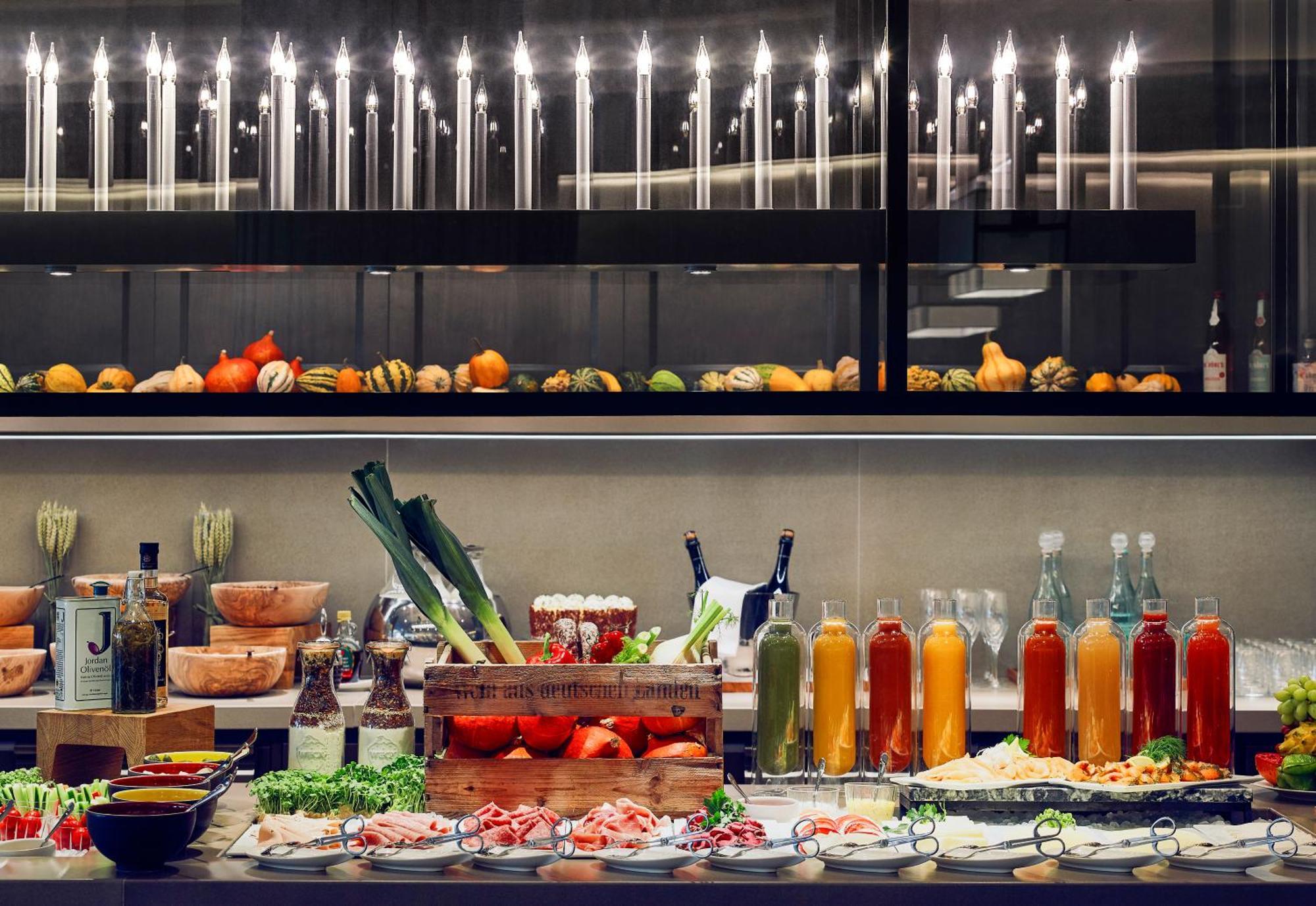 Отель Sofitel Frankfurt Opera Франкфурт-на-Майне Экстерьер фото A salad bar