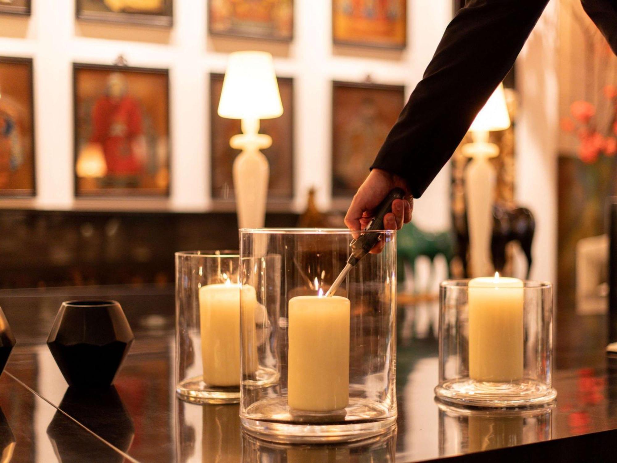Отель Sofitel Frankfurt Opera Франкфурт-на-Майне Экстерьер фото A candle being lit