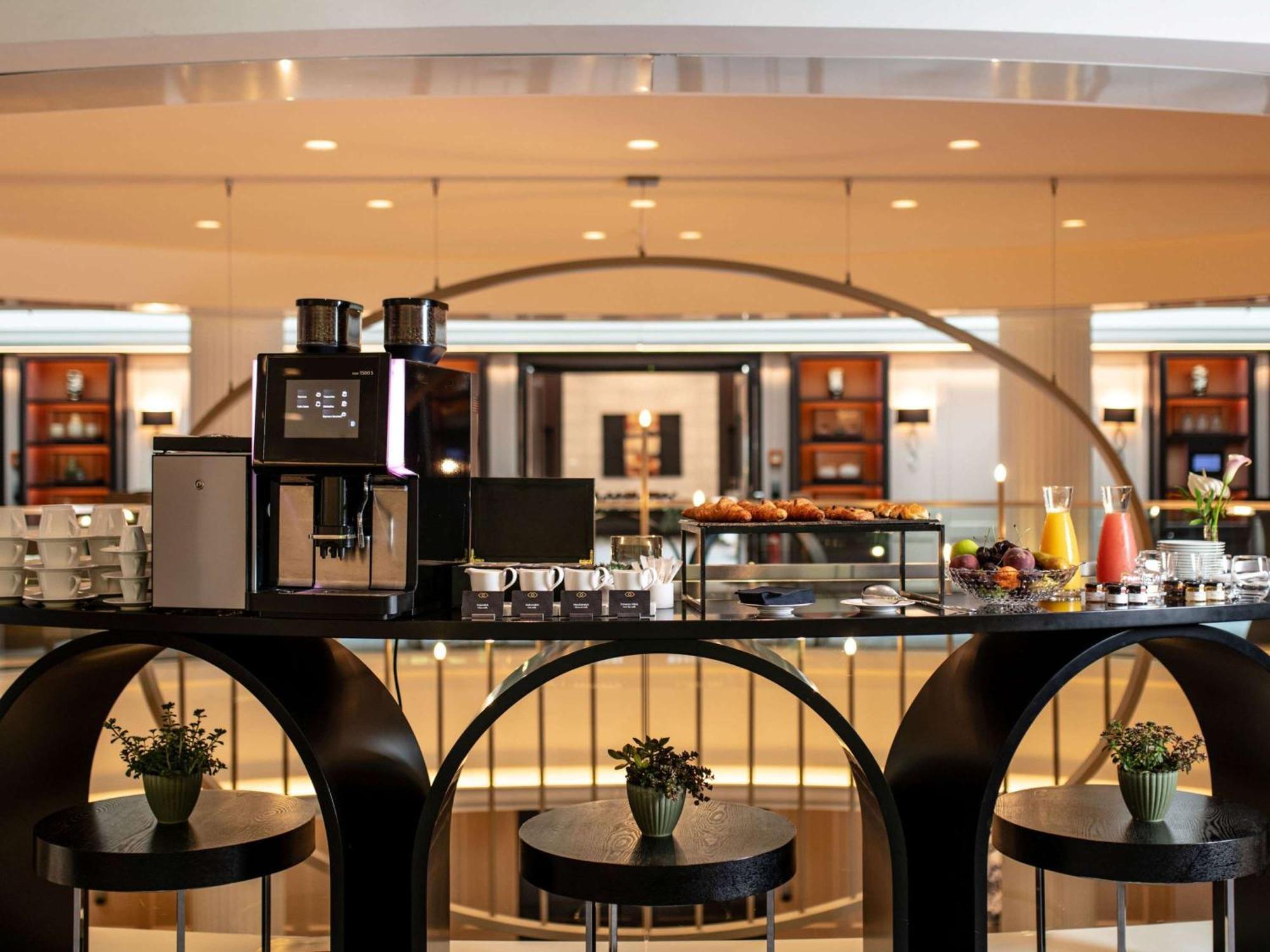 Отель Sofitel Frankfurt Opera Франкфурт-на-Майне Экстерьер фото The Coffee Shop