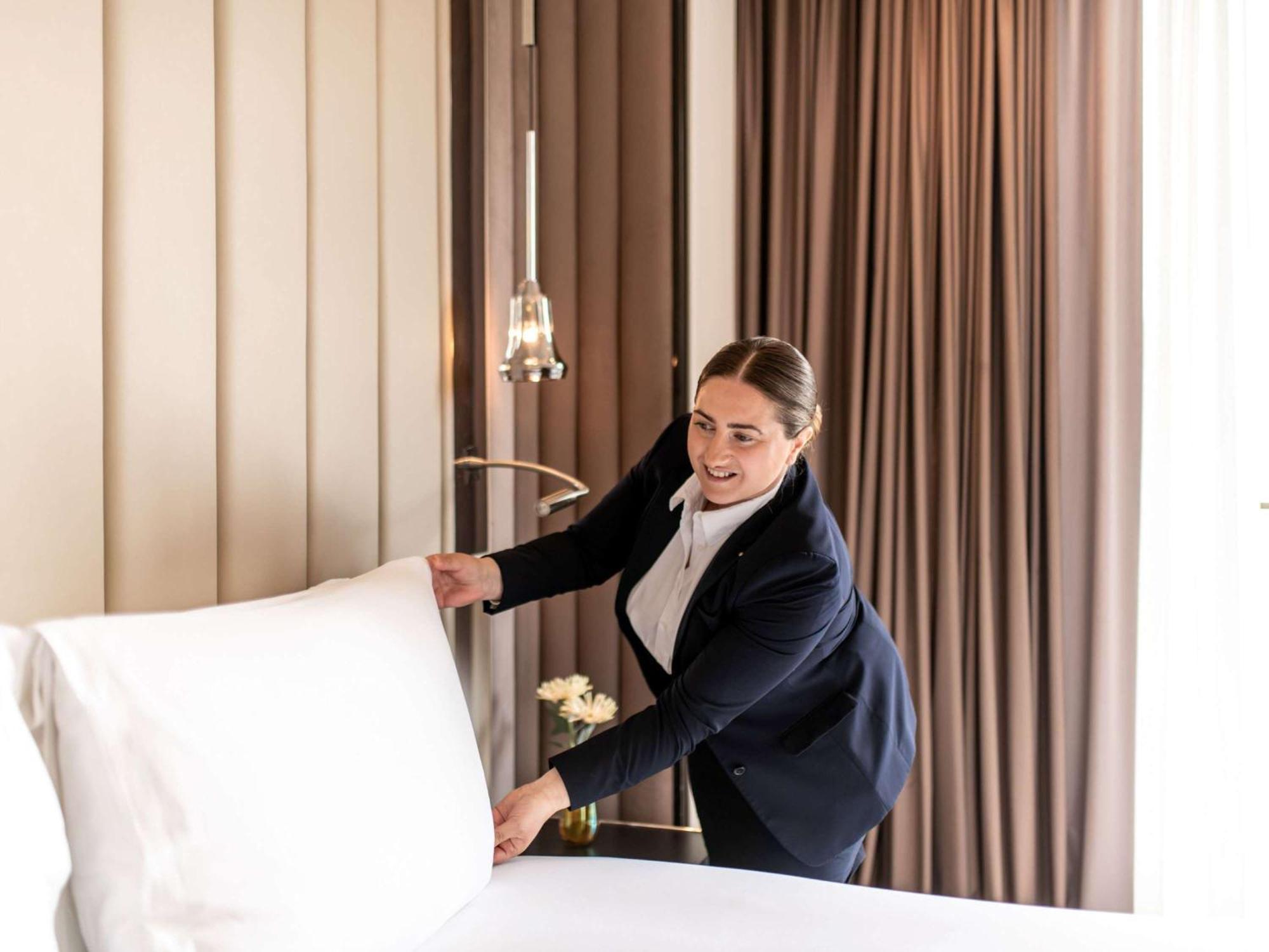 Отель Sofitel Frankfurt Opera Франкфурт-на-Майне Экстерьер фото A chambermaid making a bed