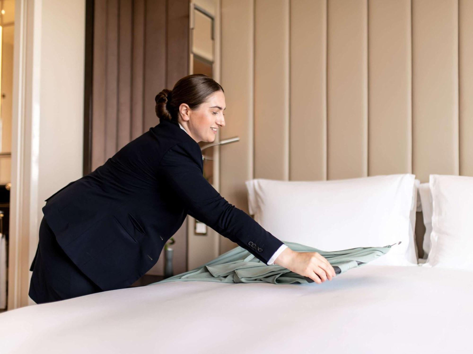 Отель Sofitel Frankfurt Opera Франкфурт-на-Майне Экстерьер фото A chambermaid making a bed