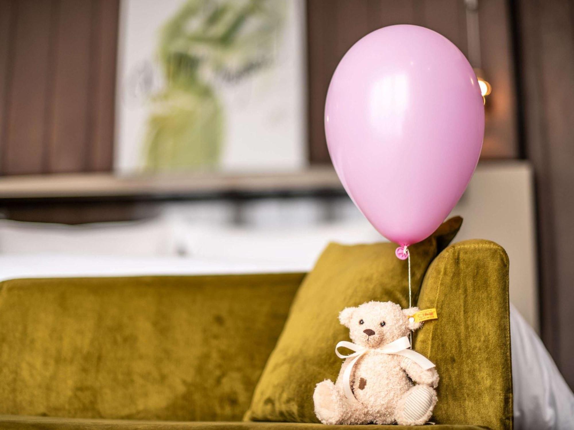 Отель Sofitel Frankfurt Opera Франкфурт-на-Майне Экстерьер фото A teddy bear with a balloon